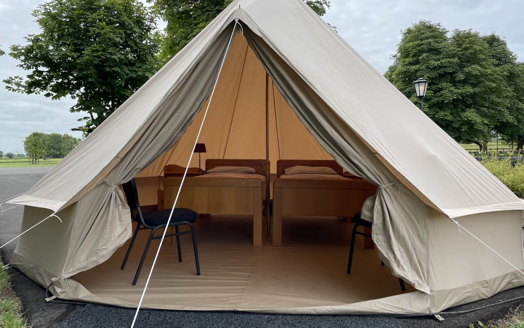 Wat een prachtig uitzicht vanuit je bed in tipitent! het kan allemaal bijvakantiehuis de Hutte