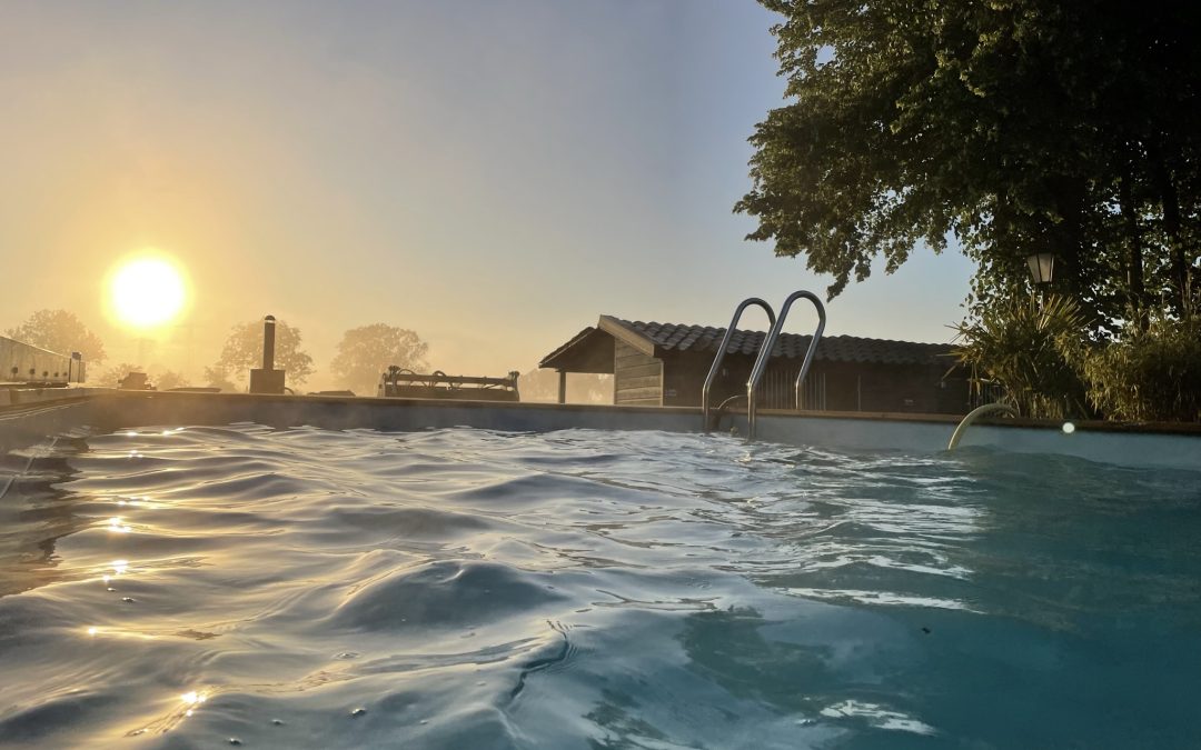 Wat lekker zwemmen (25 graden water)bij een opkomende zon en de dauw nog in het landschap, fijner kan het haast niet.