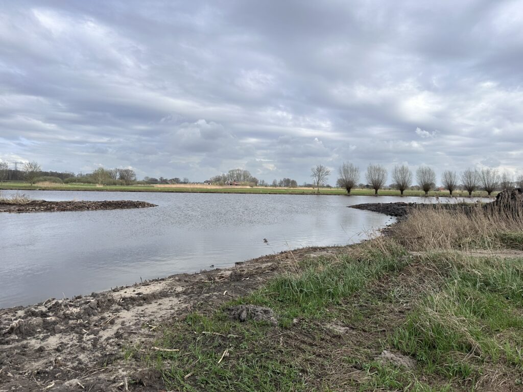 Na een periode van veel wateroverlast door het hoge water, zijn de werkzaamheden de laatste weken hard gevorderd, en zal de nevengeul op 25 maart geopend worden.